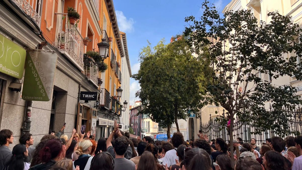 Los manifestantes de Sol paralizan un desahucio a unos metros de la acampada