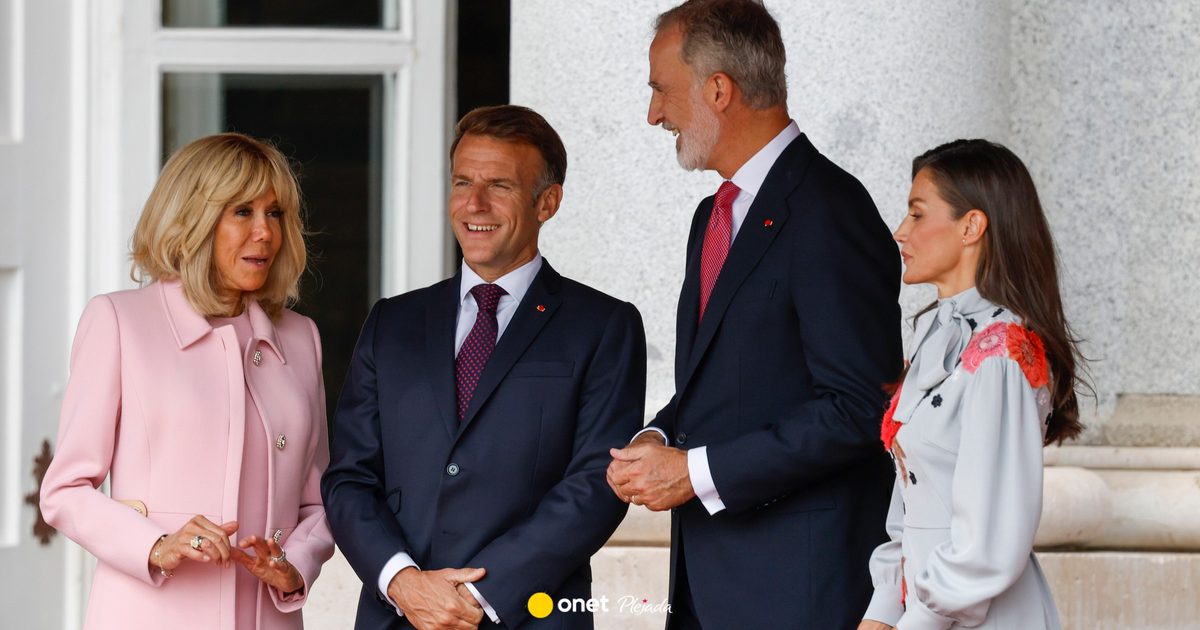 Macronowie przybyli do Hiszpanii. Różowa Brigitte obok eleganckiej królowej Letycji