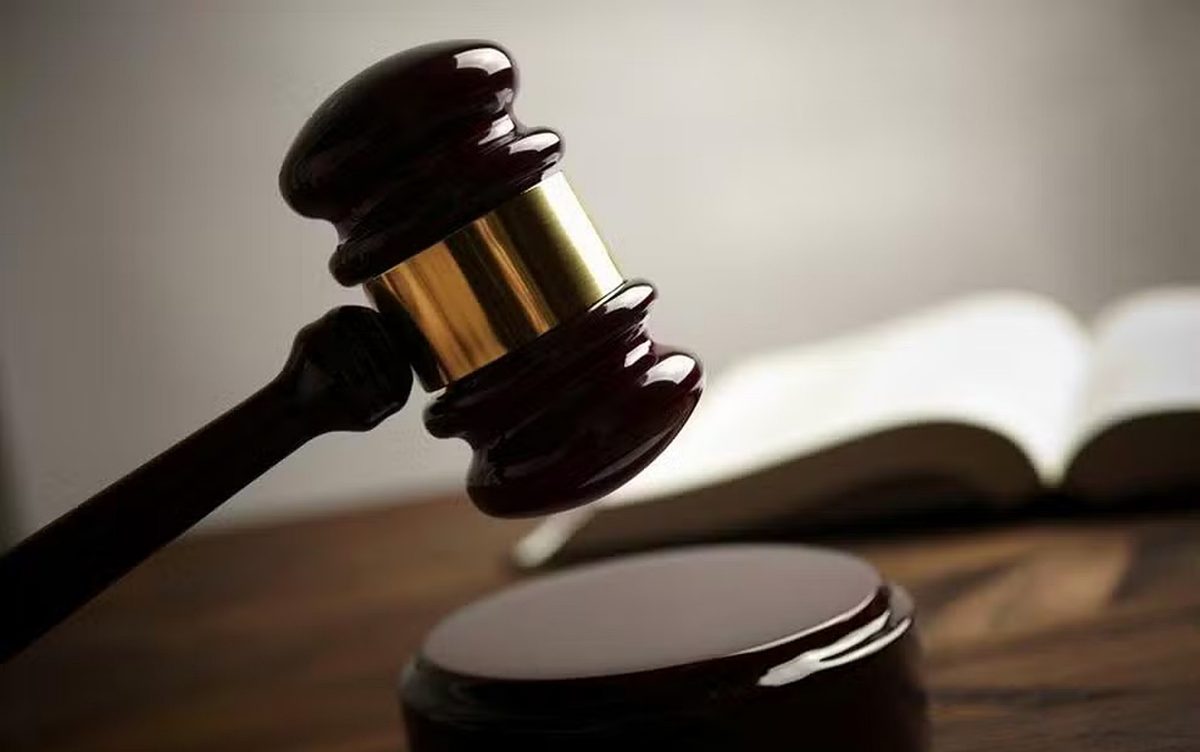 Homem é condenado por injúria racial após ofensas em grupo de mensagens