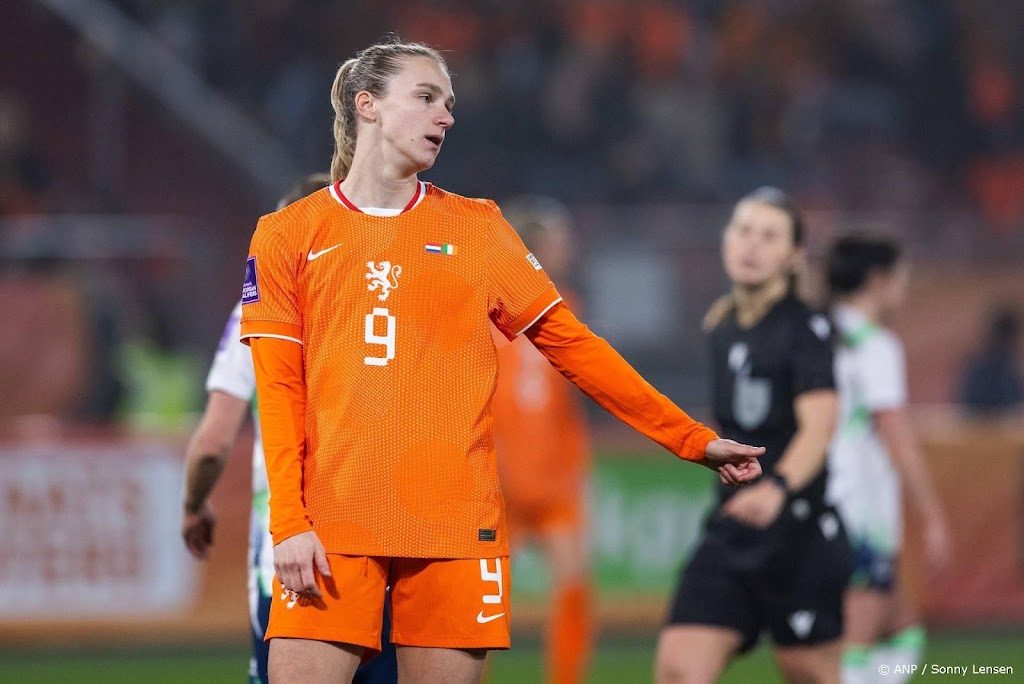 Voetbalsters Oranje zonder Miedema en Van Domselaar in play-offs