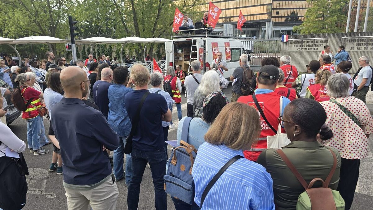 Après la plainte au pénal contre le département du Val-de-Marne, 80 agents manifestent : « Pas un service où ça va »