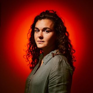‘Mijn vader stond bekend als een joviale man. Niemand wist hoe het er thuis aan toeging’: opgroeien als kind van een na…