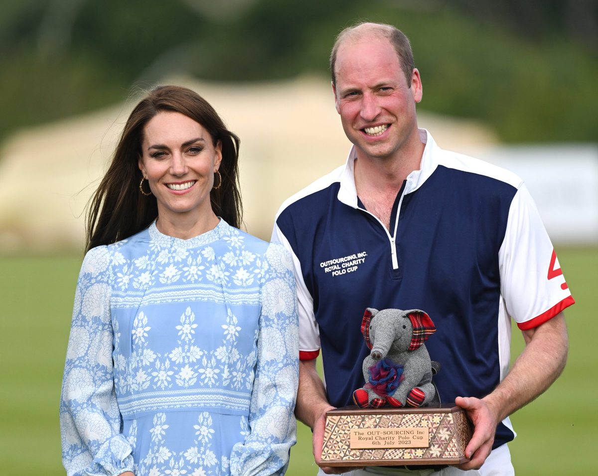 Prins William en prinses Kate sportief ontvangen tijdens rugbybezoek