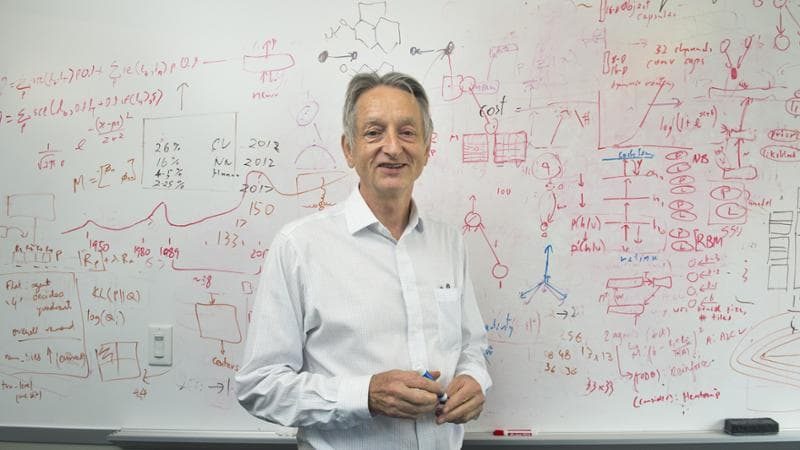 Il Nobel Geoffrey Hinton: “Stop allo sviluppo dell’IA. Come in Terminator potrebbe eliminarci”