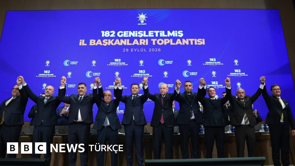 Çiğli Belediye Başkanı Onur Emrah Yıldız dahil 9 ilçe belediye başkanı AKP'ye katıldı
