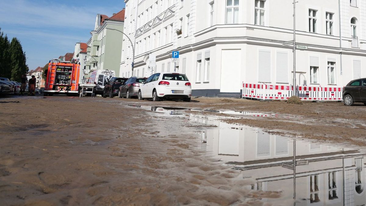 1.200 Anwohner betroffen: Nach Rohrbruch in Spandau: Gebäude wird geräumt