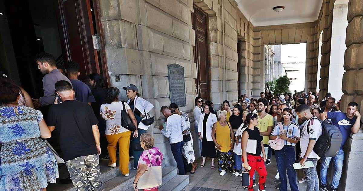 La Asociación de Diplomáticos denuncia la «imprevisión» del Gobierno con la 'ley de nietos'