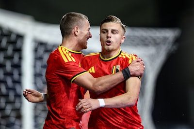 LIVE. Knappe 1-0 van Bassette en Wales met z’n tienen: Belgische beloften op rozen in belangrijk duel voor EK-ticket