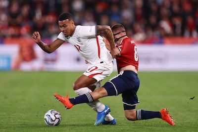 Engeland nog tegen tien man na rode kaart Tsjechië, volg hier alle tussenstanden