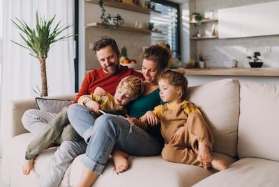 Van 2.400 tot 18.100 euro minder: 6 scenario’s tonen impact op gezinnen van besparing op kindergeld