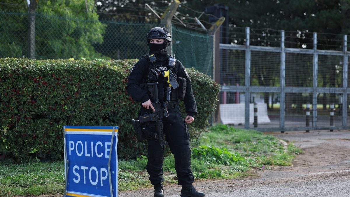 Geen explosieven aangetroffen in busjes bij Britse RAF-basis: vijf verdachten op borgtocht vrijgelaten