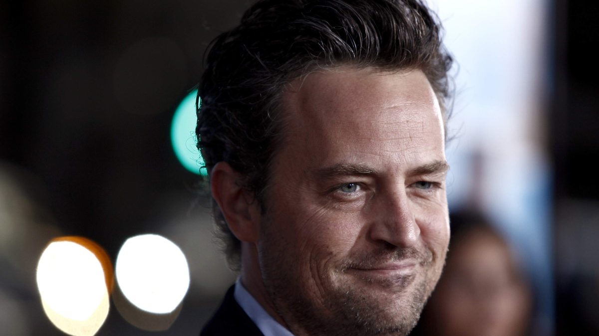 Zus Matthew Perry in nieuwe Netflix-documentaire: ’Mijn broer gaf 7 miljoen dollar uit om af te kicken’