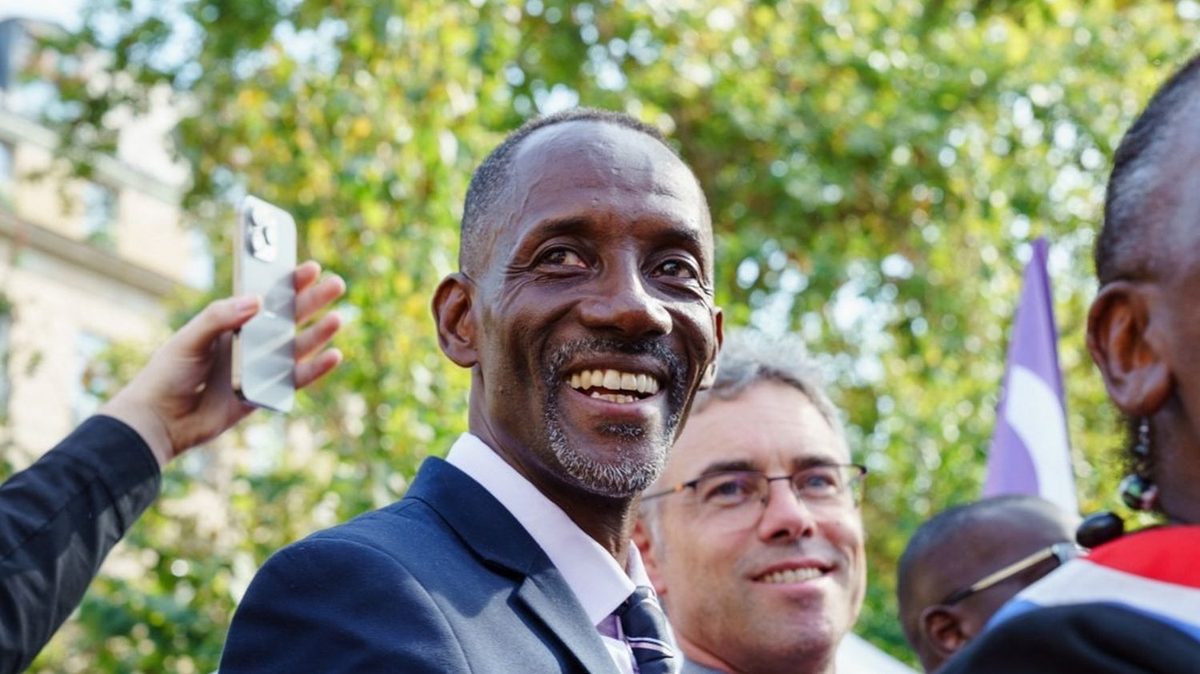 Le maire de Saint-Denis Bally Bagayoko, accusé d'avoir allumé un feu de poubelle devant un lycée bloqué sur la base d'u…