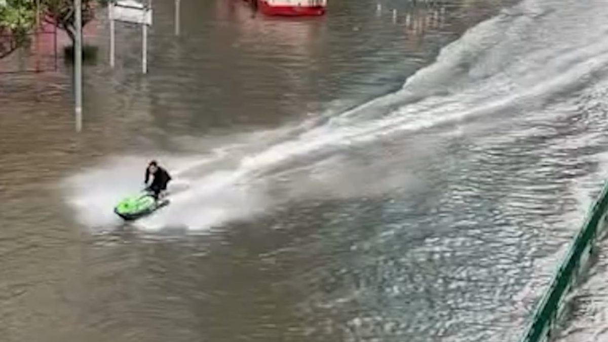 Mitten in der Flut-Katastrophe - Jetski-Fahrer rast durch Bangkoks Hochwasser