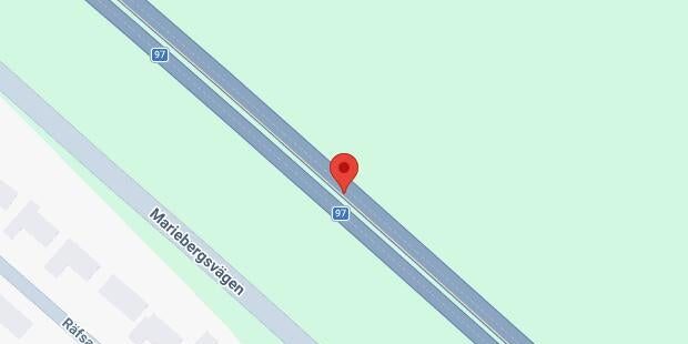 Varnar för älgkalv på vägen på väg 97