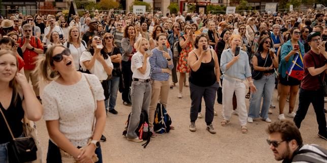 Au « karaoké géant » Céline Dion organisé à Paris, les fans de la chanteuse ont donné de la voix