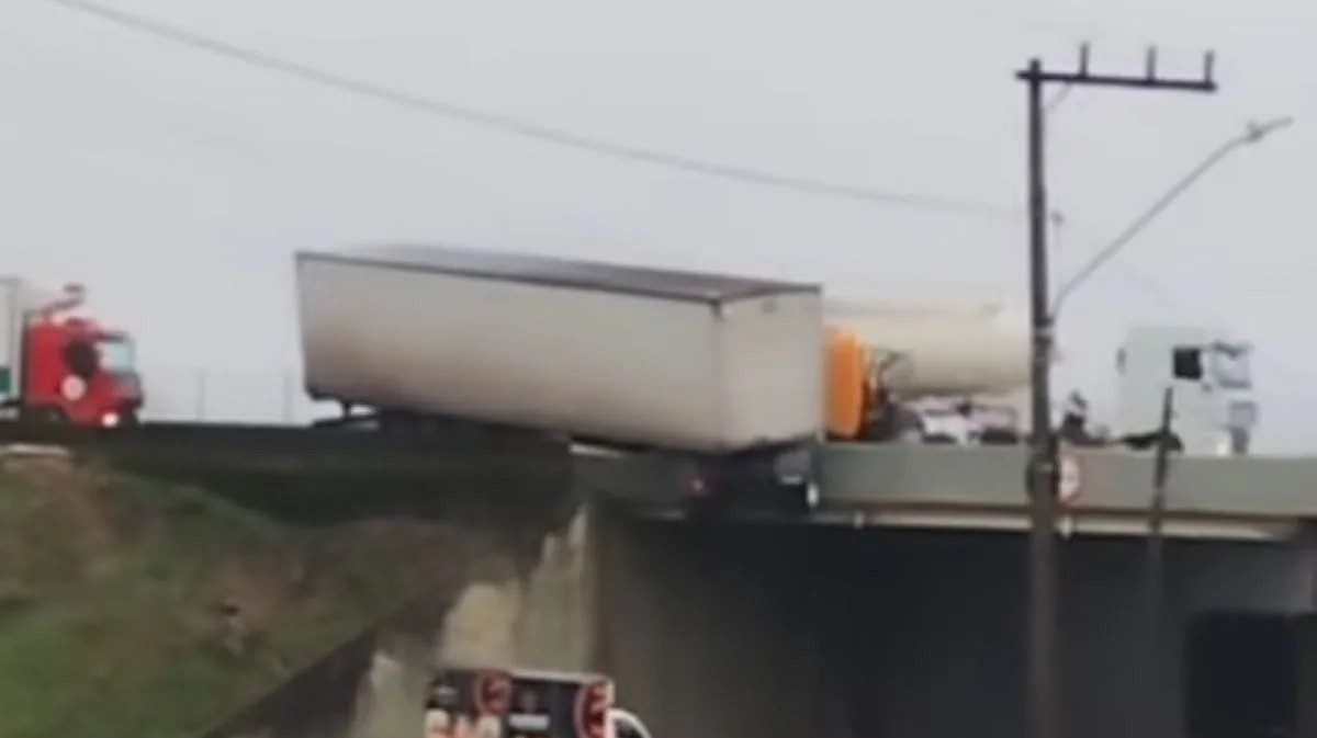 Carreta fica pendurada em viaduto após bater em mureta na BR-101 em SC