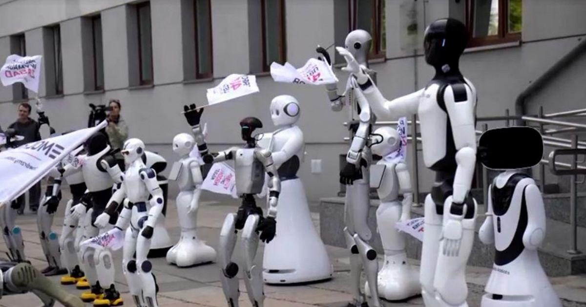 Il primo sciopero usando robot: in piazza per chiedere regolamentazione dell'IA