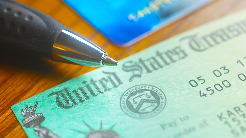 $100 Oil Jolts Treasury Yields; Fed Rate-Hike Odds Jump