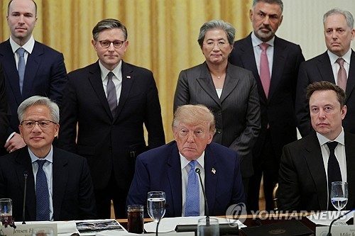 AI CEO들 소집한 트럼프, 정부 새 규제 선긋고 자율규제에 맡겨