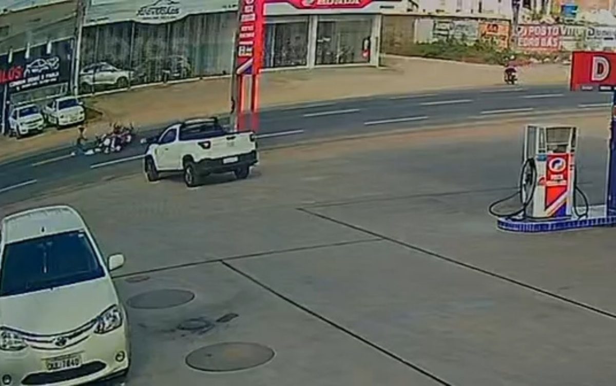 VÍDEO: Colisão entre duas motos deixa quatro pessoas feridas na Bahia