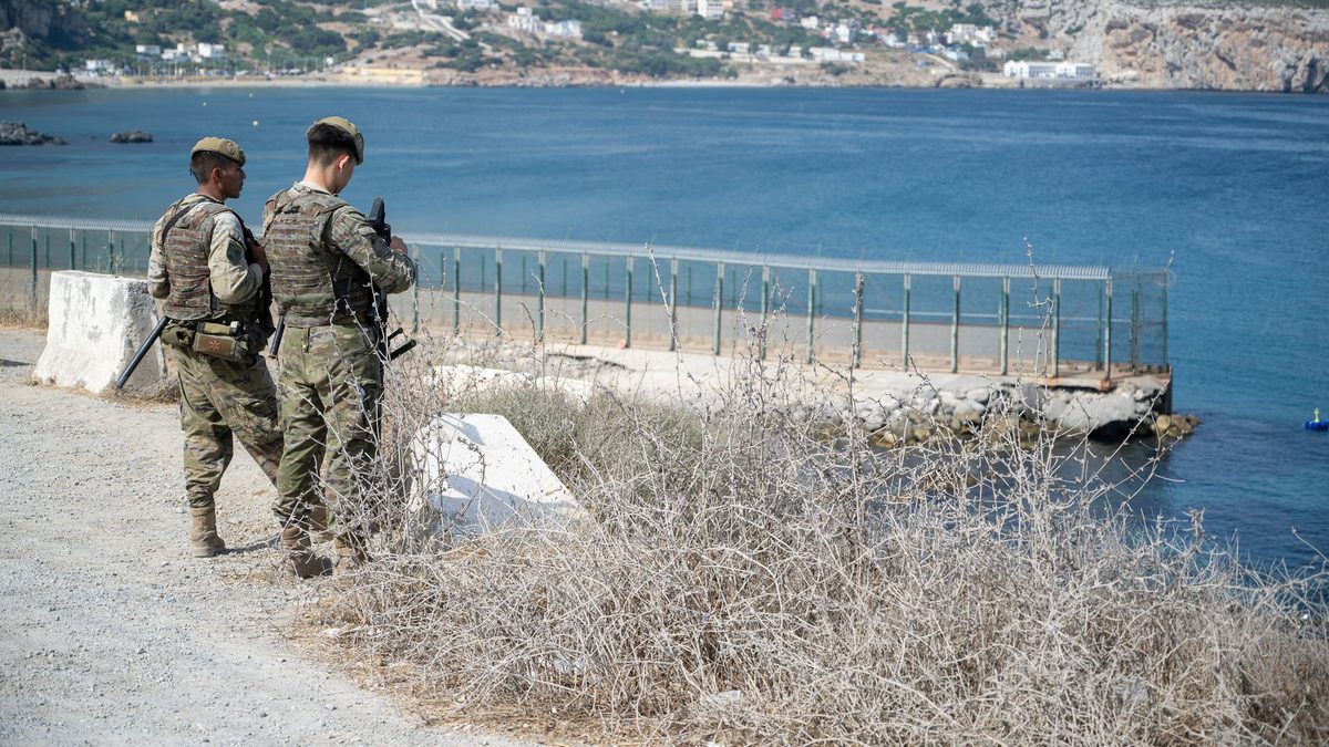 "Apedrean patrullas, ponen troncos y falsos suelos": temor en Ceuta por las trampas para 'cazar soldados' de los migran…