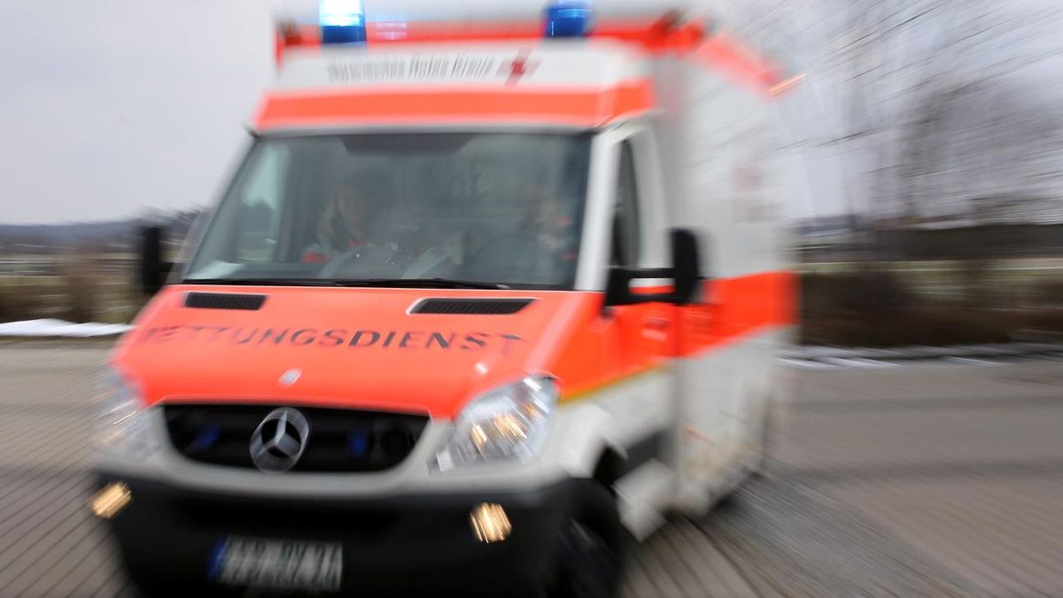 Landkreis Schwandorf: Auto stößt mit Lkw zusammen - Fahrerin stirbt