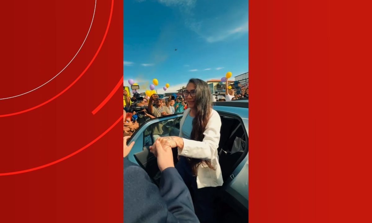 Mãe de Djidja Cardoso deixa a prisão e é recebida com festa por amigos e funcionários de salão de beleza em Manaus
