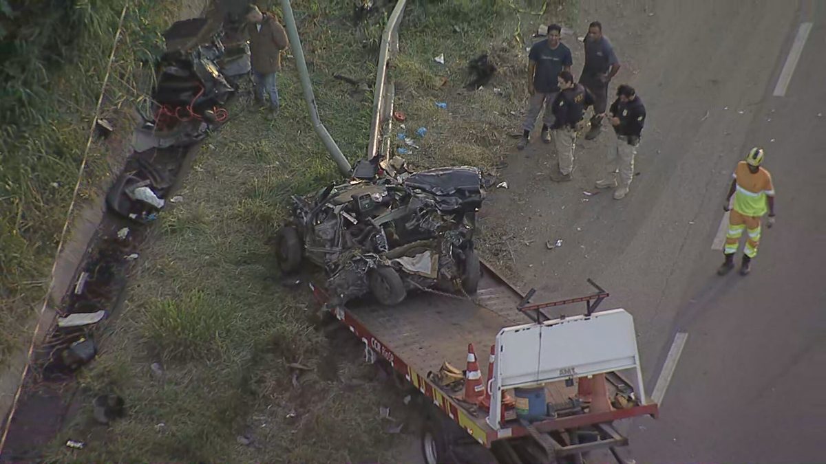 Batida entre caminhão e carro deixa ferido na Via Dutra, em Guarulhos