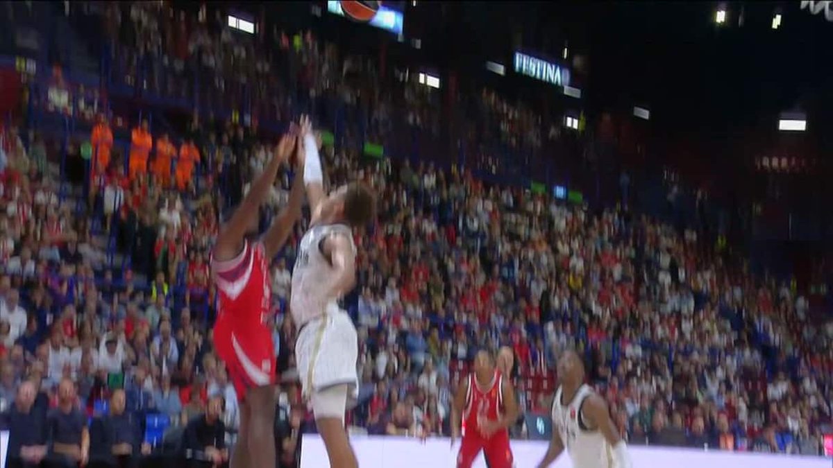 Eurolega, super canestro di Wright per chiudere il 1° tempo