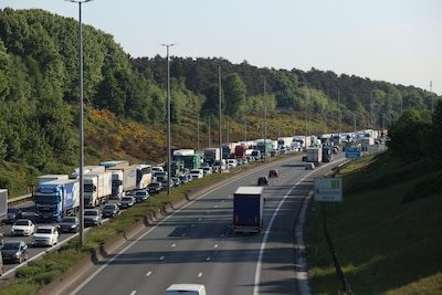 E17 richting Gent volledig versperd na ongeval in Lokeren: bijna anderhalf uur file