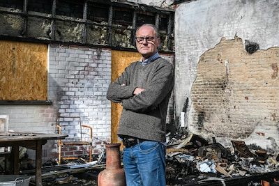 E-bike van leerkacht Bart (63) stond gewoon geparkeerd. Even later stond zijn huis in brand: aantal e-bikebranden meer…