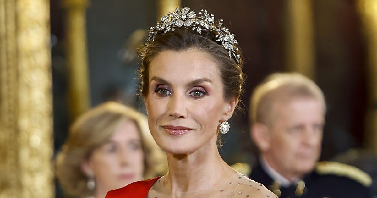 La Reina Letizia deslumbra con la tiara floral y un vestido azul cielo en la cena de gala en honor a Macron