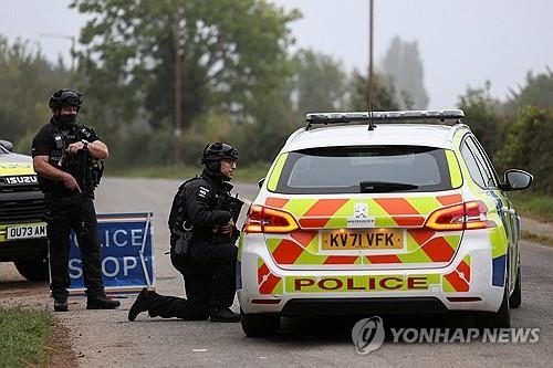 英공군기지 테러모의 현장 폭발물 없었다…갈수록 혼란