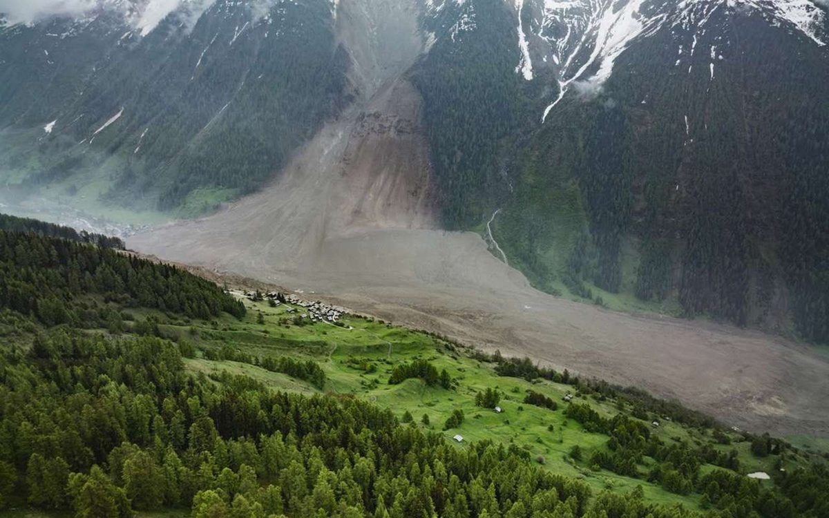 450 éboulements au Mont-Blanc cet été : pourrait-on voir une lave torrentielle comme au Népal frapper les Alpes ?