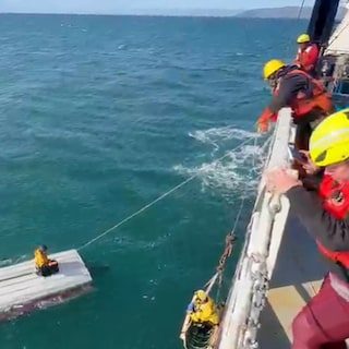 15-jarige jongen dobberde dagenlang rond op een gekapseisde boot voordat hij werd gered