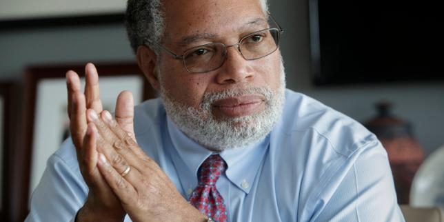 Etats-Unis : le secrétaire de la Smithsonian Institution, Lonnie Bunch, quitte son poste sur fond de pressions politiqu…