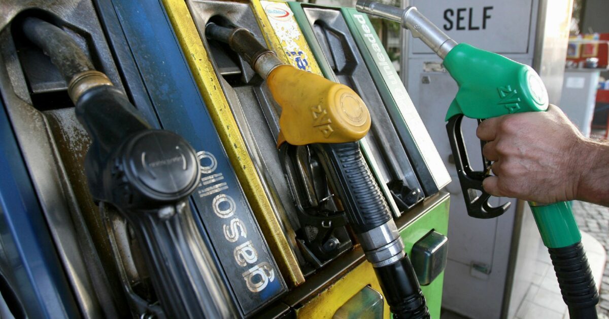 Carburanti alle stelle, Mimit: “Prezzo medio self 2,1 euro al litro per benzina e 2,208 il gasolio”