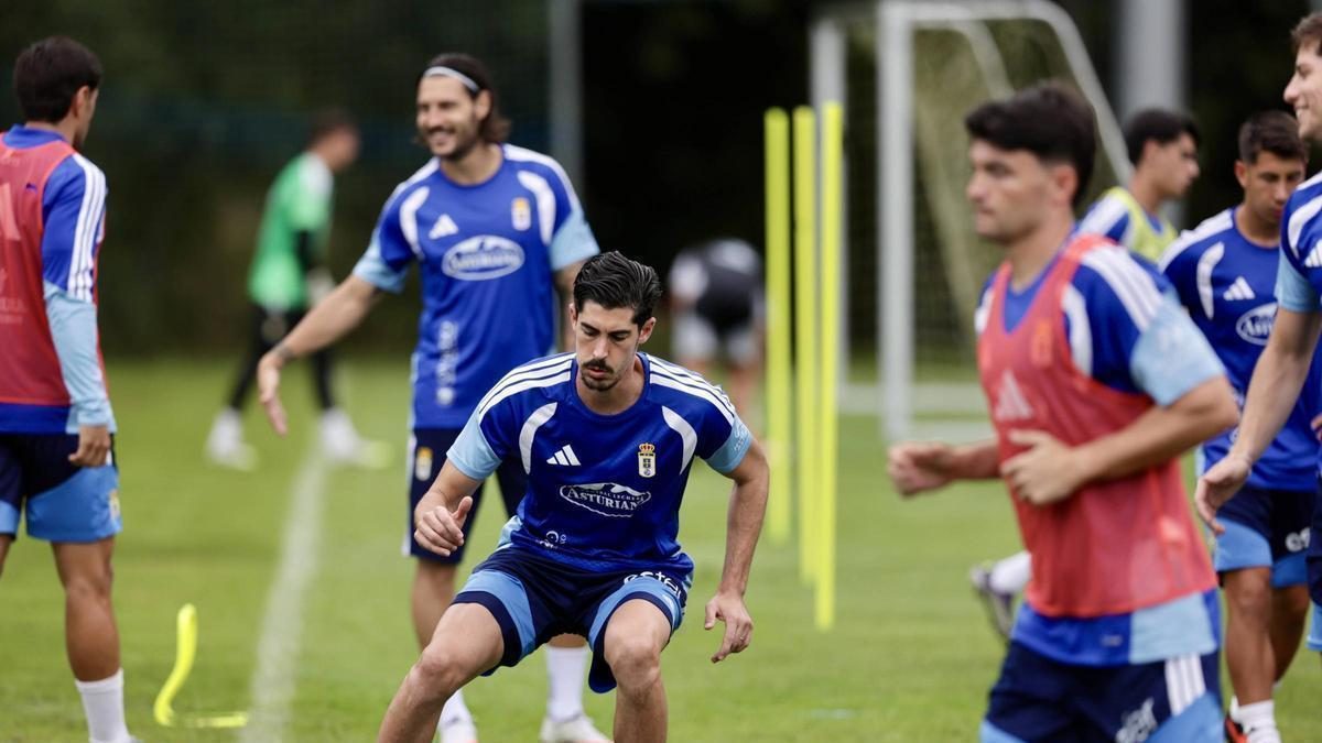 Una pieza fundamental del Real Oviedo, intervenida en Barcelona de la rodilla