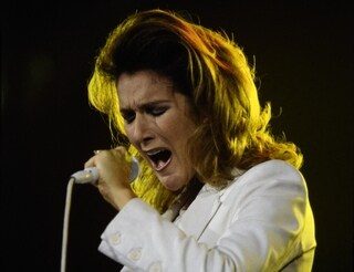 Un coup pour oui, deux coups pour non : ces trois semaines où Céline Dion a été réduite au silence pour sauver sa voix
