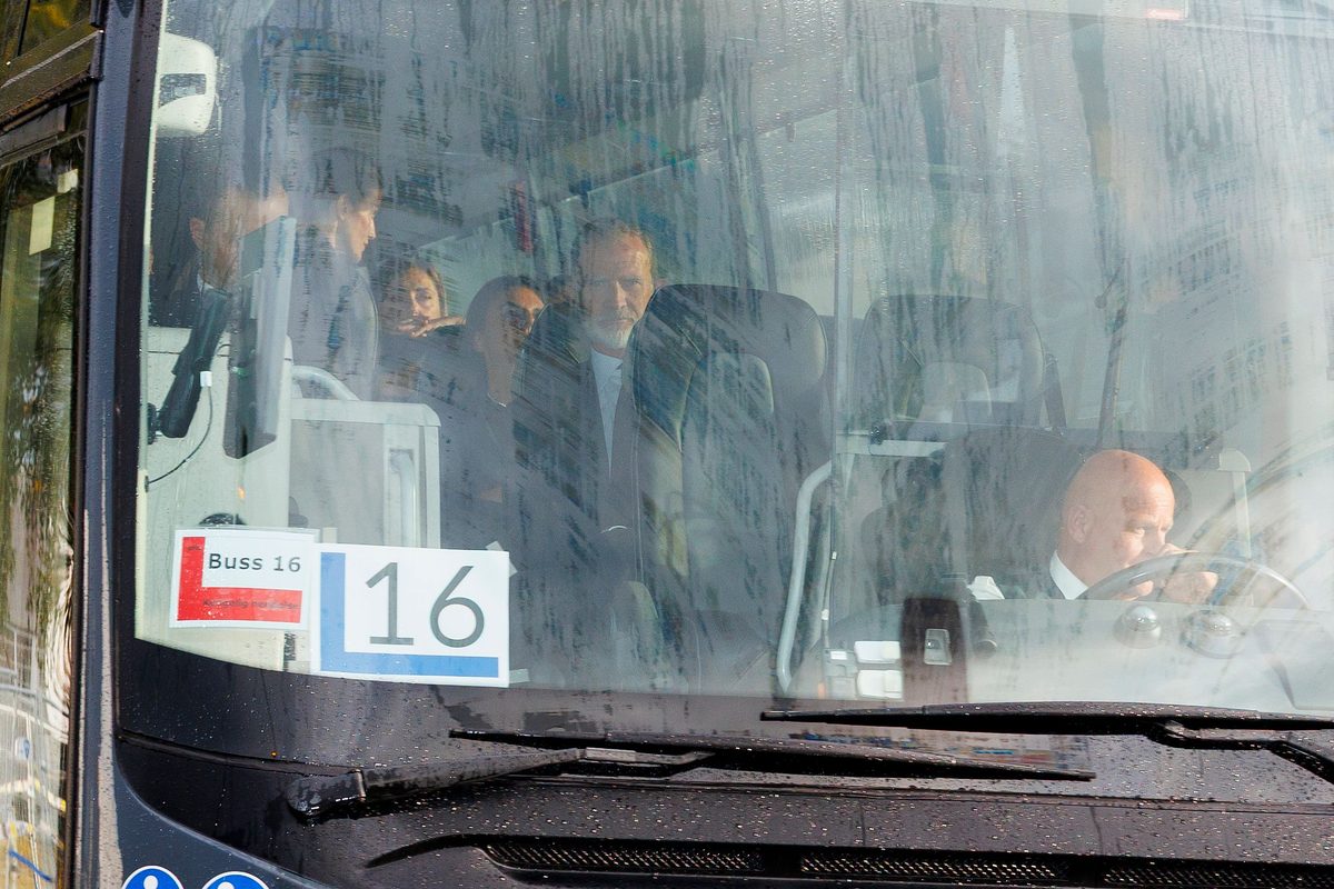 Kongeparet landet med luksusfly – fraktet videre med buss fra Vy