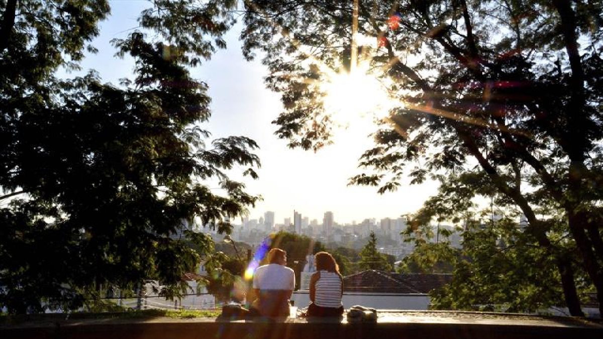 Por que o sol 'muda de lugar' em Curitiba ao longo do ano? Entenda como a latitude da cidade afeta casas, apartamentos…