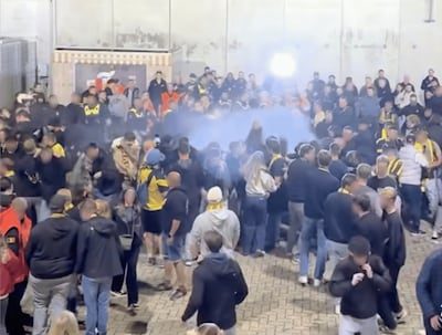 Beelden tonen hoe Lierse-supporters op de vuist gaan: vier personen opgepakt, twee agenten gewond