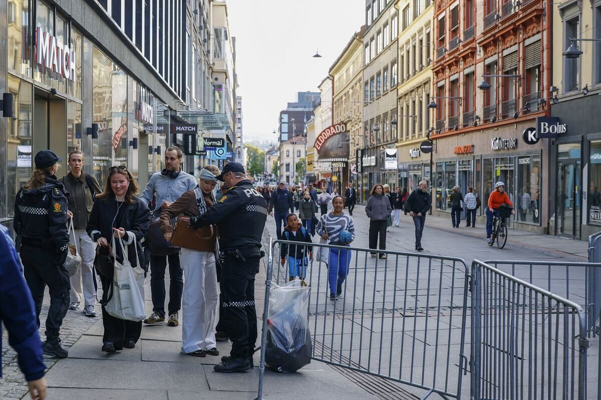 Køene begynner å vokse foran gravferden