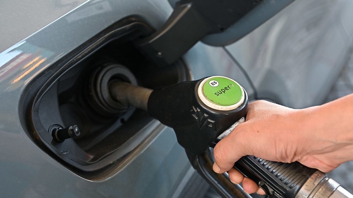 Prezzi dei carburanti ancora in rialzo, il gasolio a 2,208 euro