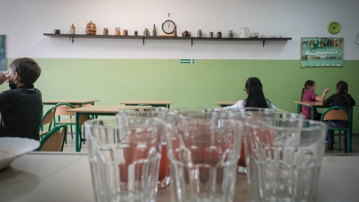 Spór o dietę planetarną w szkołach. Rodzice rezygnują z obiadów, bo dzieci wracają głodne