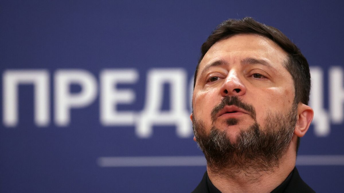 Attacchi russi su Kiev e dintorni, danneggiato un impianto alimentare