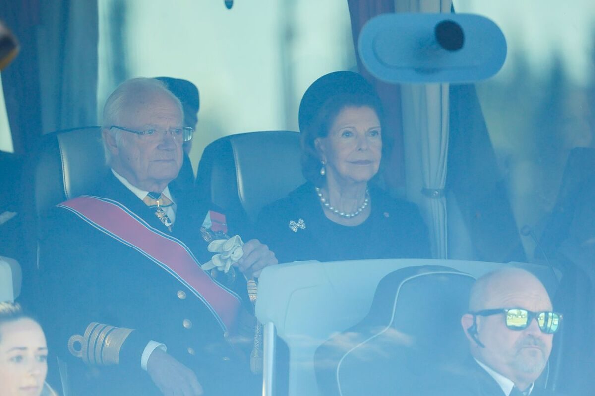 Kong Carl Gustaf og dronning Silvia på vei til Oslo