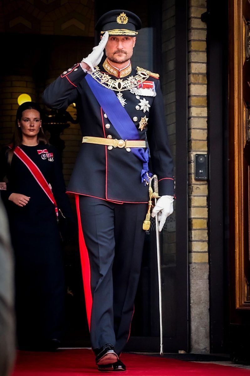 Kong Haakon alene bak farens båre til Akershus slott