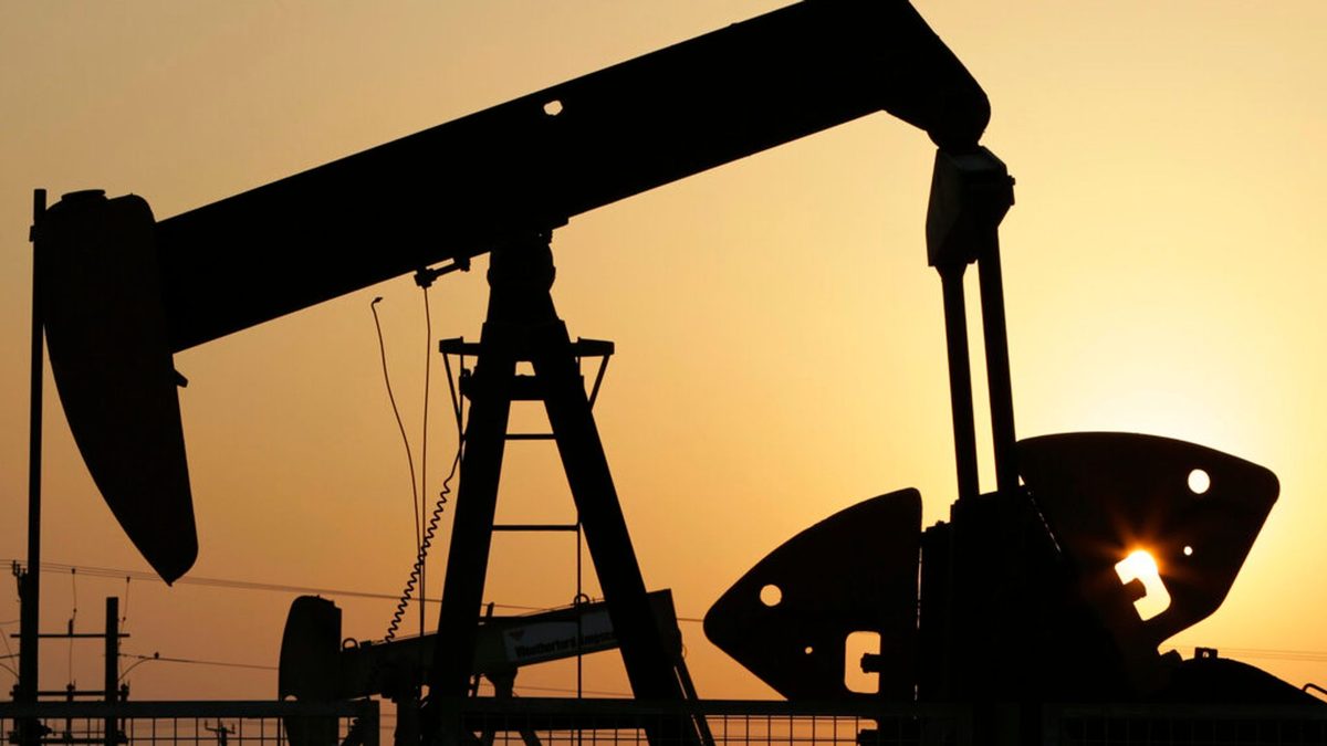 Oil back at $100 signals growing market war worries